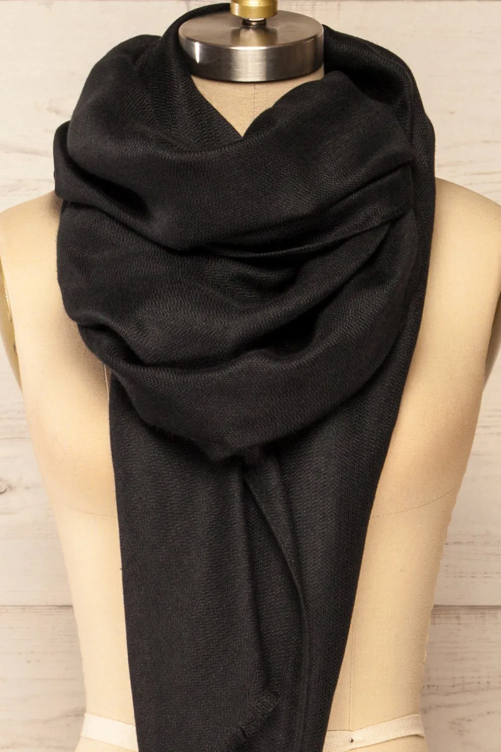 Classiqe Black | Large Knit Scarf